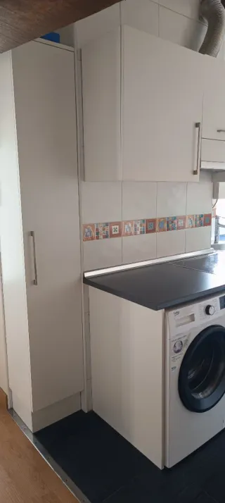 Muebles de cocina con mesa abatible.