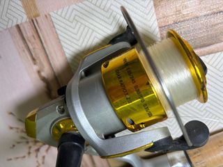 Caña de pescar con carrete