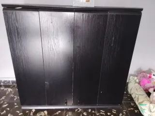 Mueble de comedor negro y cristal