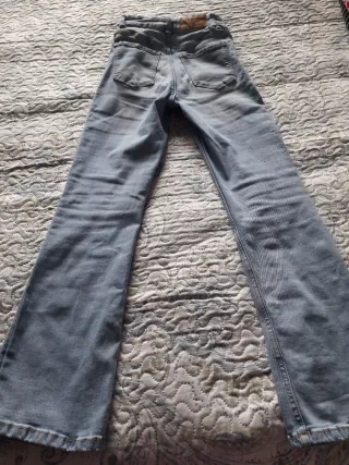 Pantalón vaquero claro acampanado