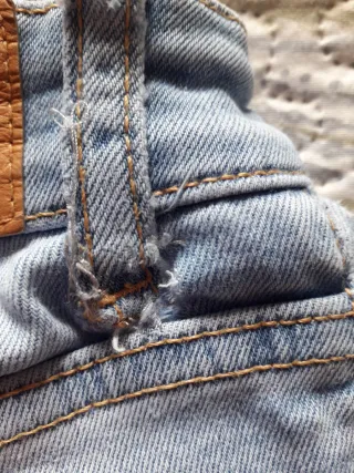 Pantalón vaquero claro acampanado