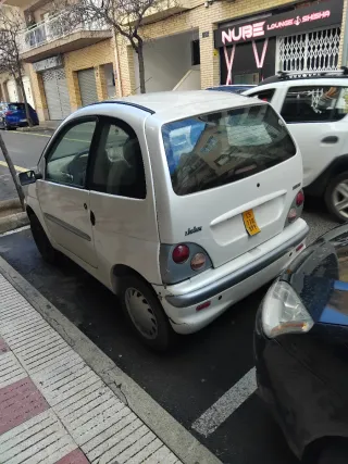 Mini coche en buen estado