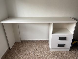 Escritorio blanco a juego con cama