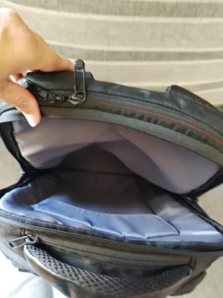 Mochila para portátil negra con detalles rojos.