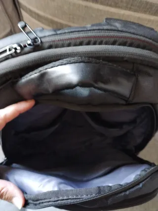 Mochila para portátil negra con detalles rojos.