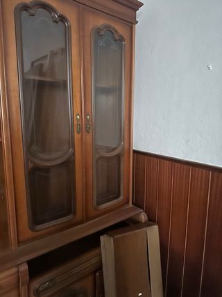Mueble de madera con vitrinas