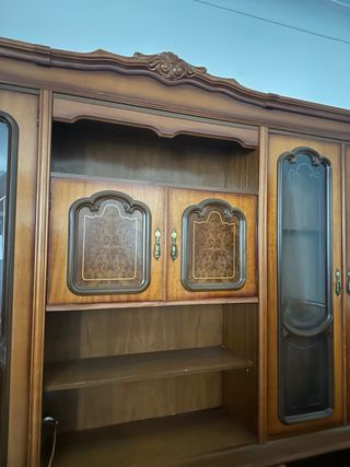 Mueble de madera con vitrinas