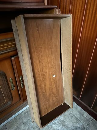 Mueble de madera con vitrinas