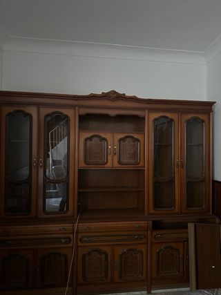 Mueble de madera con vitrinas