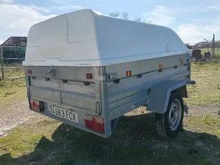 Remolque con tapa blanca