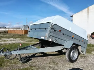 Remolque con tapa blanca