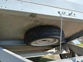 Remolque con tapa blanca