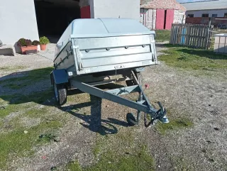 Remolque con tapa blanca