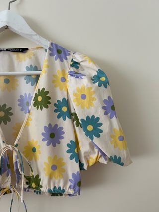 Top blanco con flores - Zara (xs)