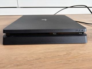PS4 (PlayStation 4 slim) + 5 Juegos