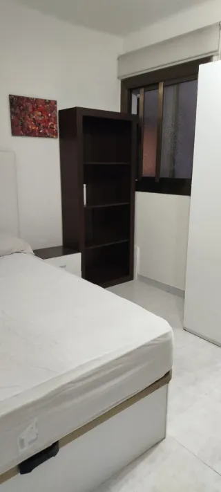 Se alquila habitación amueblada con TV incuida