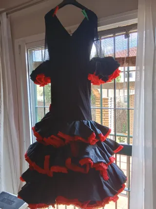 Traje Flamenca Negro Volantes Rojo plumeti