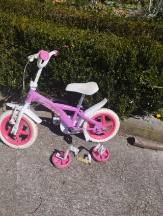 Bicicleta infantil morada con ruedines. Edad 4 o 5