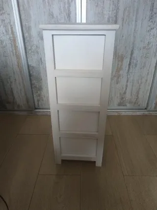 Mesita de noche con corazones