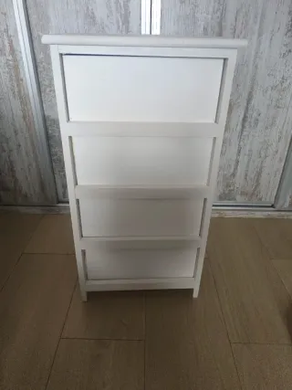 Mesita de noche con corazones