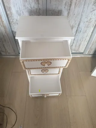 Mesita de noche con corazones