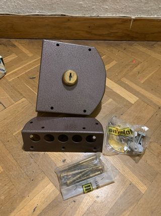 Cerradura Mottura con accesorios