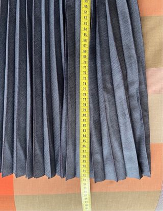 Falda plisada gris mujer