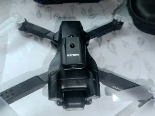 Drone nero con telecomando e accessori