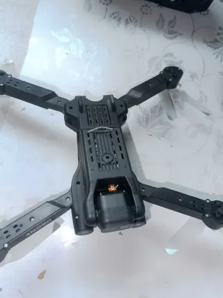 Drone nero con telecomando e accessori