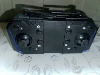 Drone nero con telecomando e accessori