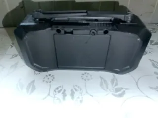 Drone nero con telecomando e accessori