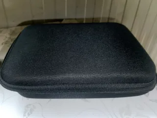 Drone nero con telecomando e accessori