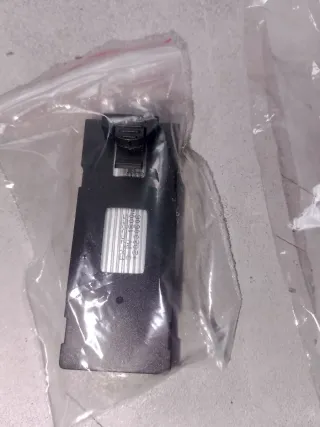 Drone nero con telecomando e accessori