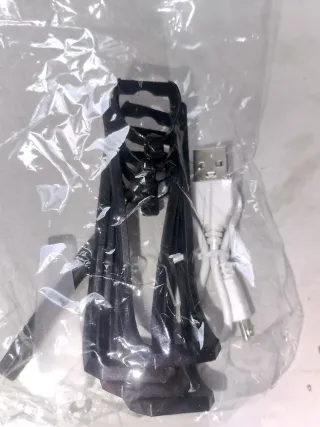 Drone nero con telecomando e accessori