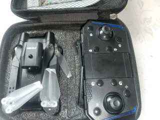 Drone nero con telecomando e accessori