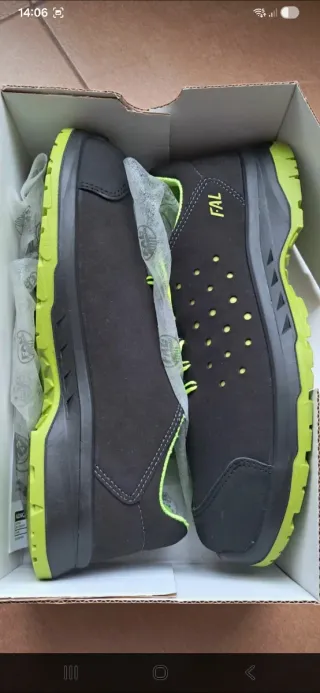 Zapatos de seguridad FAL negros y verdes