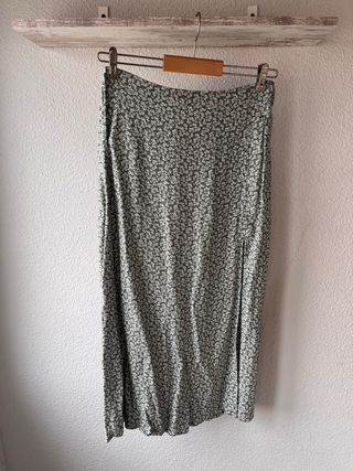 Falda C&A floral verde y blanco