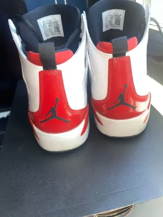 Zapatillas Jordan Blancas y Rojas