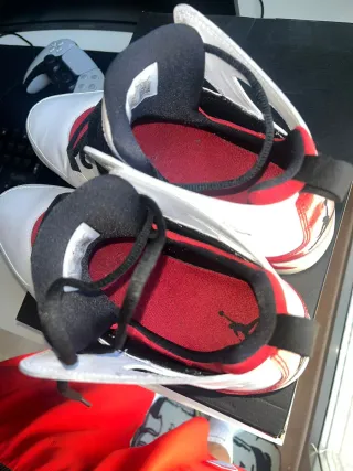 Zapatillas Jordan Blancas y Rojas