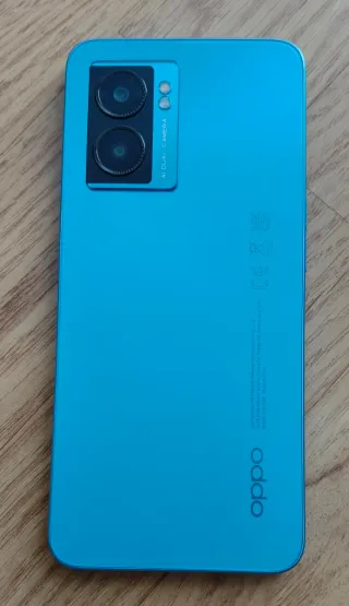 Oppo A77 5G con accessori