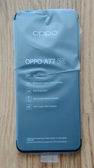 Oppo A77 5G con accessori
