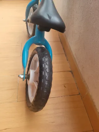 Bicicleta de equilibrio azul para niños