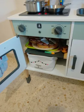 Cocinita de madera con accesorios
