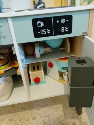 Cocinita de madera con accesorios