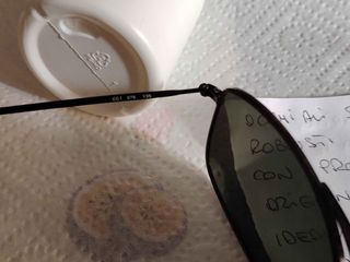 Occhiali da sole neri e grigi