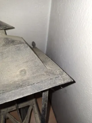 Farola de metal negra y gris