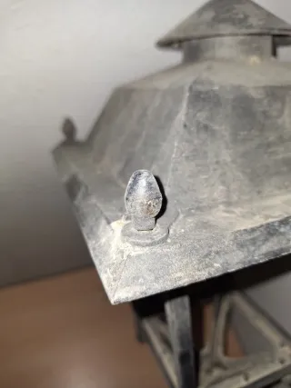 Farola de metal negra y gris