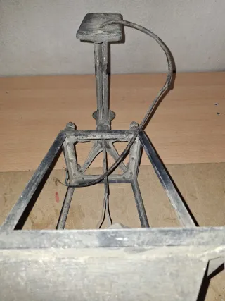 Farola de metal negra y gris