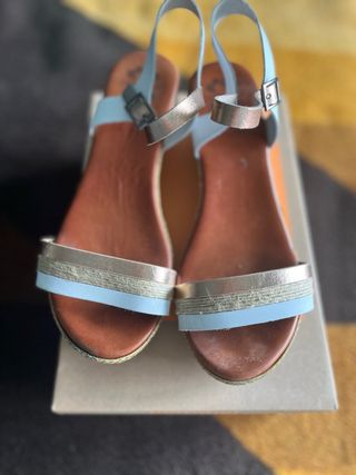 Sandalias de plataforma blanco y dorado (