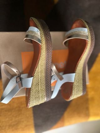 Sandalias de plataforma blanco y dorado (